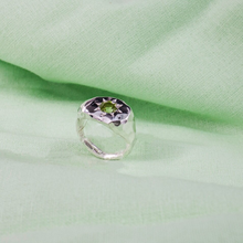  Silver signet ring with a pale green gen in the centre, surrounded by a sun shape